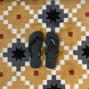 Havaianas flip flops 
Size 37-38
